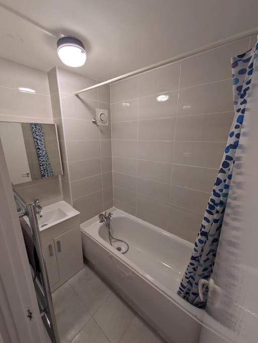 Flat, Apartment In Haggerston N1, Central Лондон Екстериор снимка