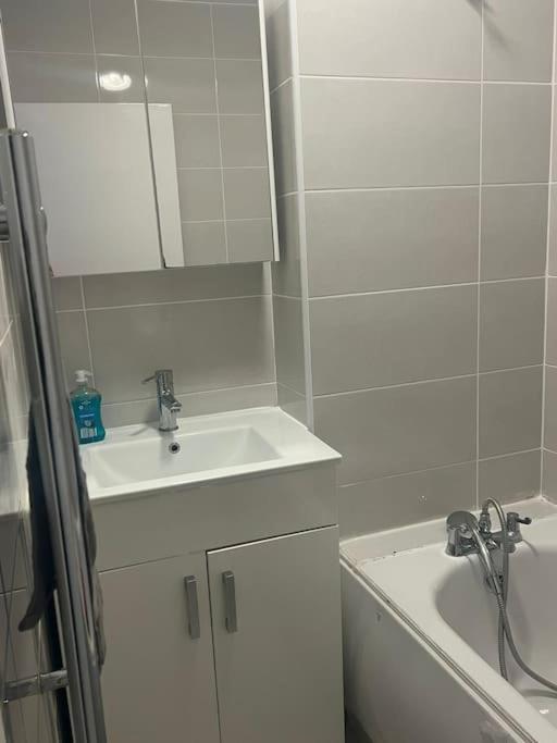 Flat, Apartment In Haggerston N1, Central Лондон Екстериор снимка